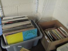 TUB OF MIXED VINYL RECORDS TOGETHER WITH A FURTHER BOX OF MIXED SINGLES (2)