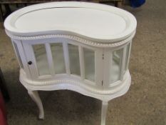 GOOD QUALITY WHITE PAINTED KIDNEY SHAPED DISPLAY CABINET WITH SINGLE DOOR ON A SHAPED STAND