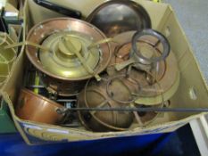 BOX CONTAINING MIXED BRASS/COPPER WARES TO INCLUDE BURNER, PANS ETC