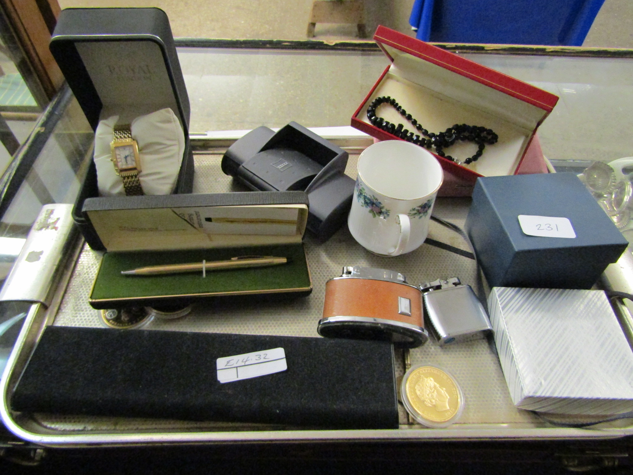 TRAY CONTAINING ROYAL LONDON GENTS WRIST WATCH, MIXED COINAGE, TABLE LIGHTERS, COSTUME JEWELLERY ETC