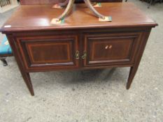 EDWARDIAN MAHOGANY SIDE CABINET WITH SATINWOOD BANDING WITH TWO CUPBOARD DOORS ON TAPERING SQUARE