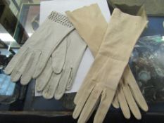 MIXED LOT: TWO VARIOUS PAIRS OF LADIES KIDSKIN LEATHER GLOVES, EACH OF STITCHED CONSTRUCTION, ONE