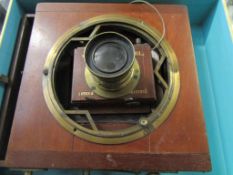 GOOD QUALITY MAHOGANY AND BRASS FRAMED VINTAGE CAMERA (A/F)