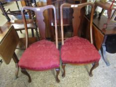 PAIR OF EDWARDIAN MAHOGANY SPLAT BACK DINING CHAIRS WITH RED UPHOLSTERED SEATS AND CABRIOLE FRONT