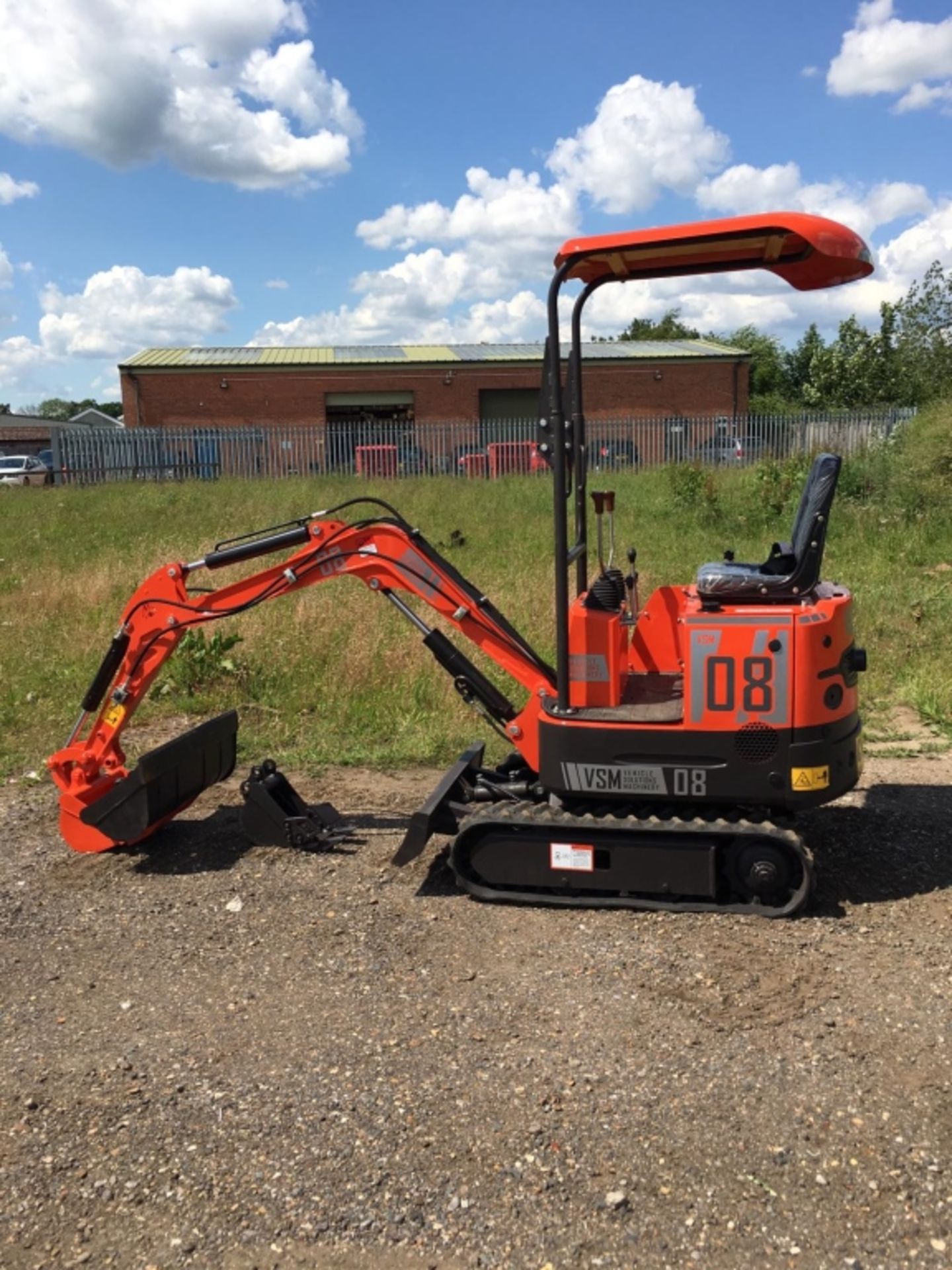 800 kg Mini Digger - as new - Image 14 of 14