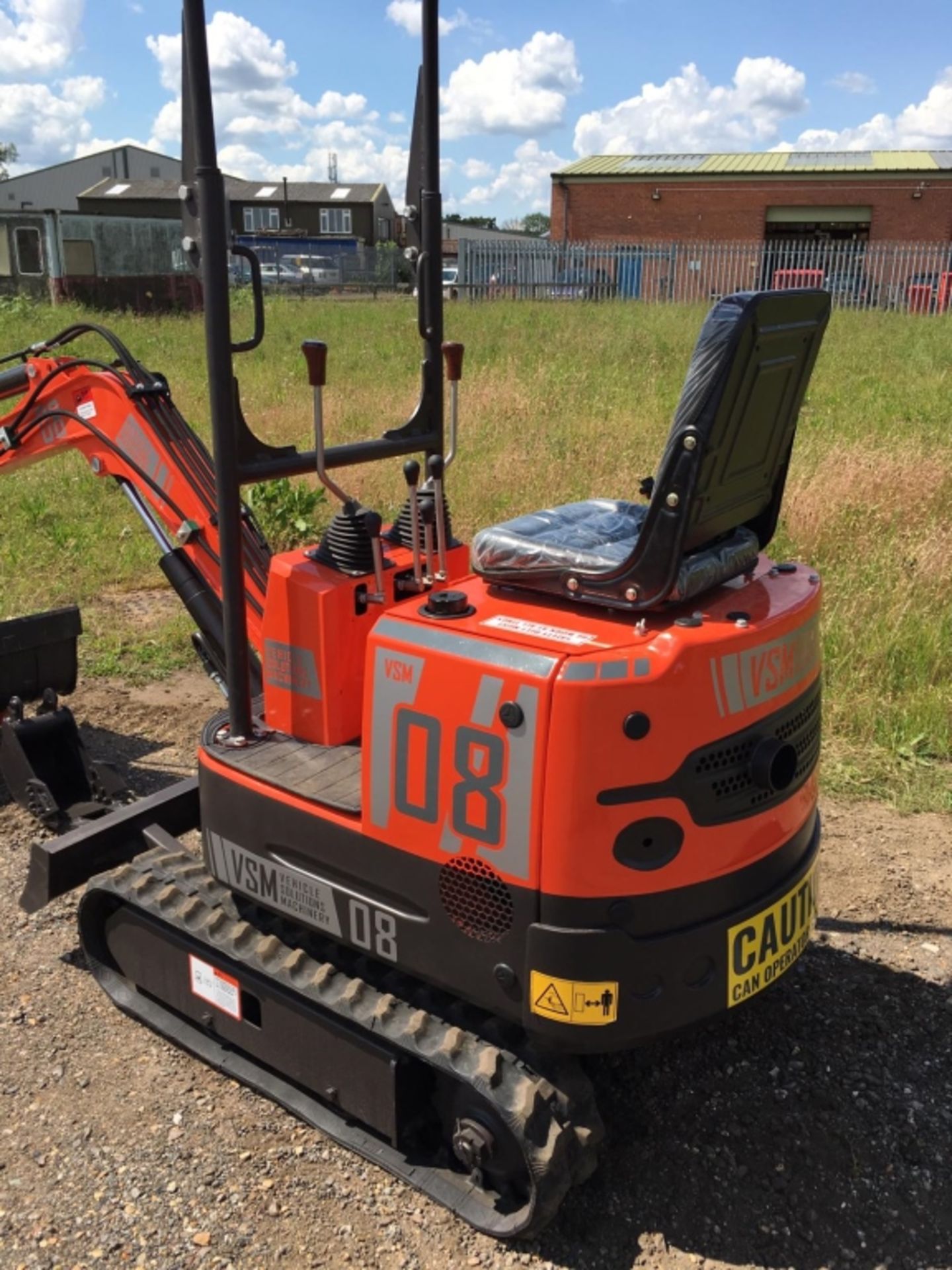 800 kg Mini Digger - as new - Image 7 of 14