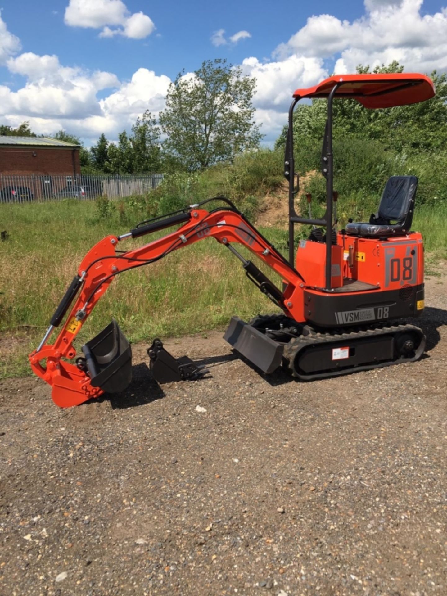 800 kg Mini Digger - as new - Image 6 of 14