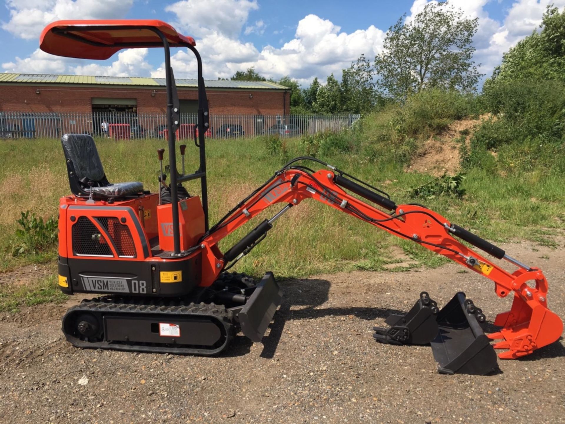 800 kg Mini Digger - as new - Image 2 of 14