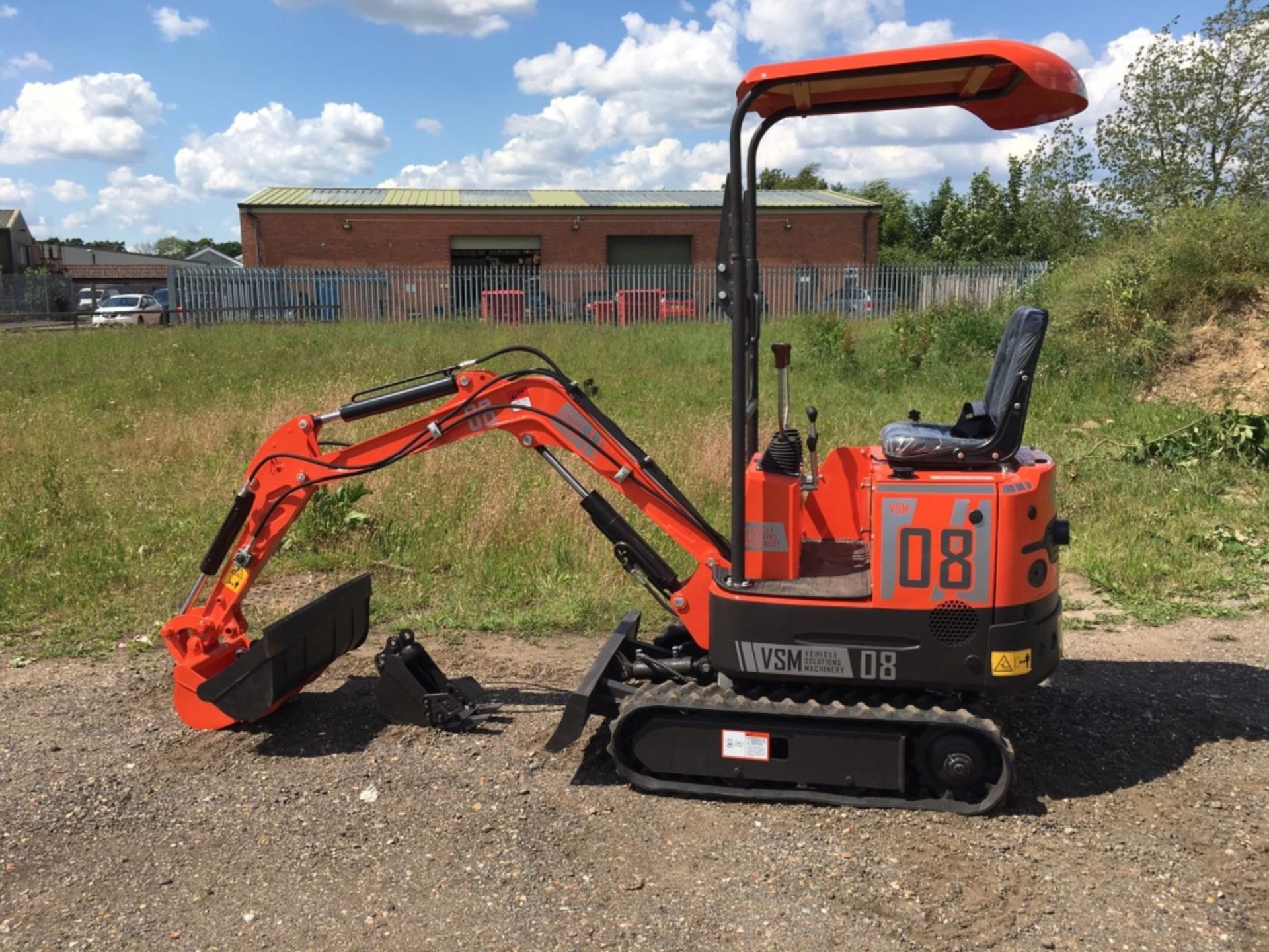 800 kg Mini Digger - as new - Image 9 of 14