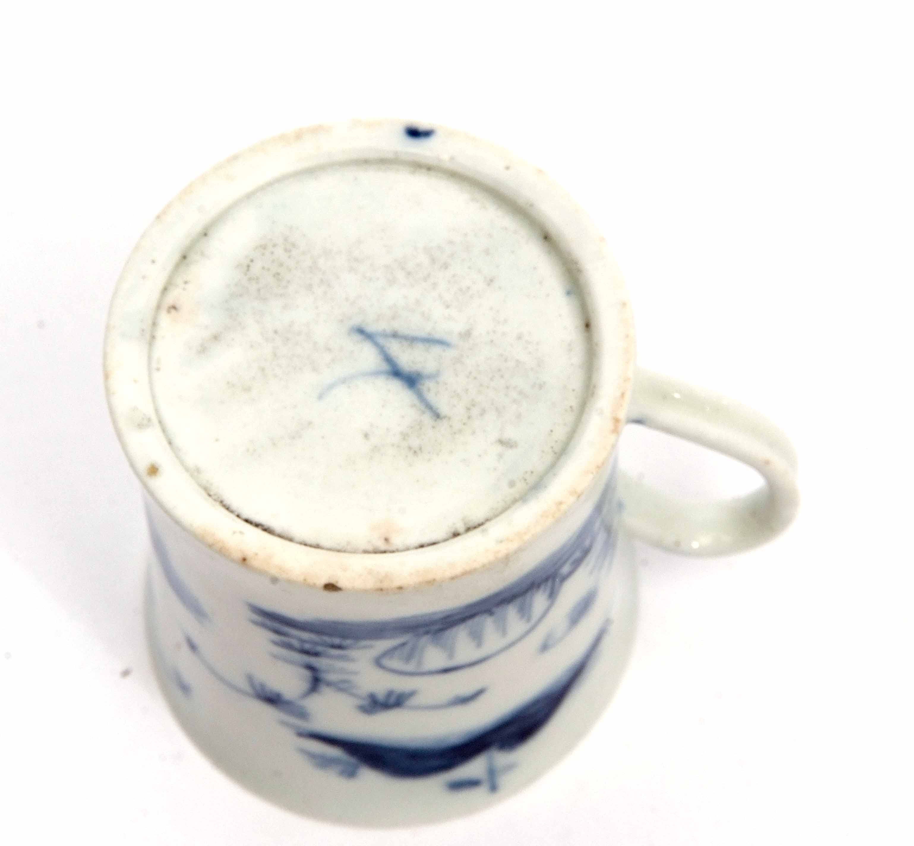 18th century Worcester coffee can or small mug circa 1755, decorated in tones of underglaze blue - Image 4 of 4