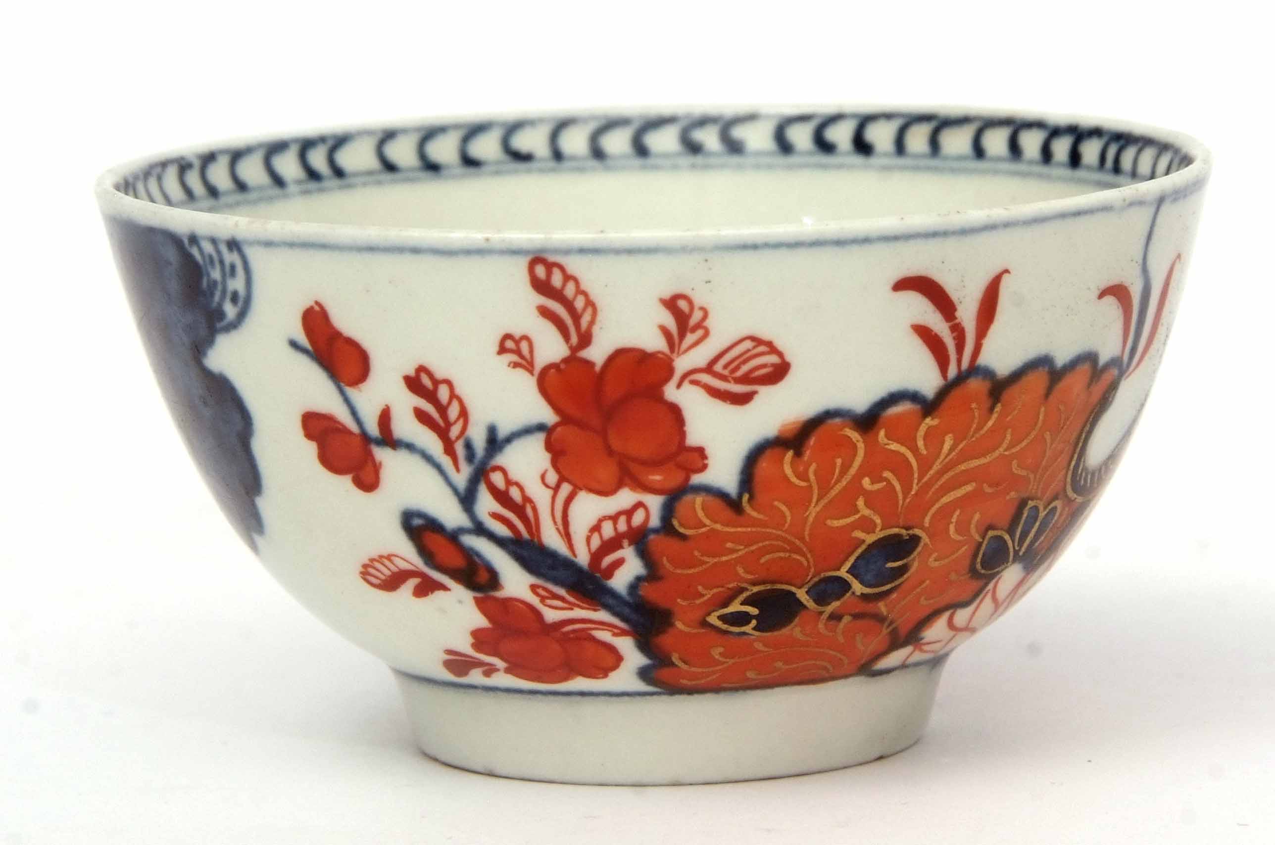 Unusual Lowestoft porcelain tea bowl and saucer with an Imari type tobacco leaf design in iron red - Image 4 of 5