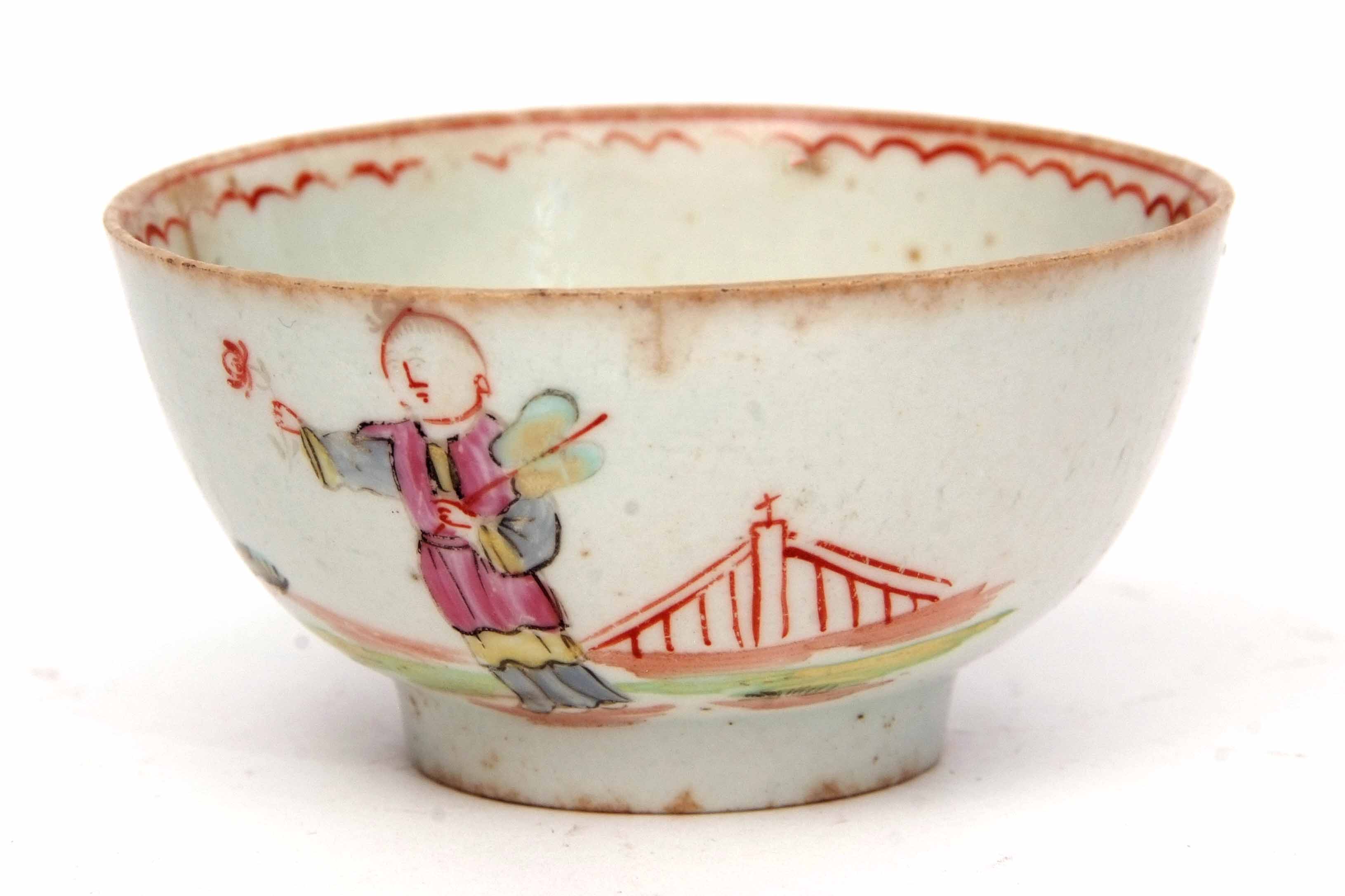 Early Lowestoft polychrome tea bowl with Chinese figures by a fence, the interior with line and loop - Image 2 of 5