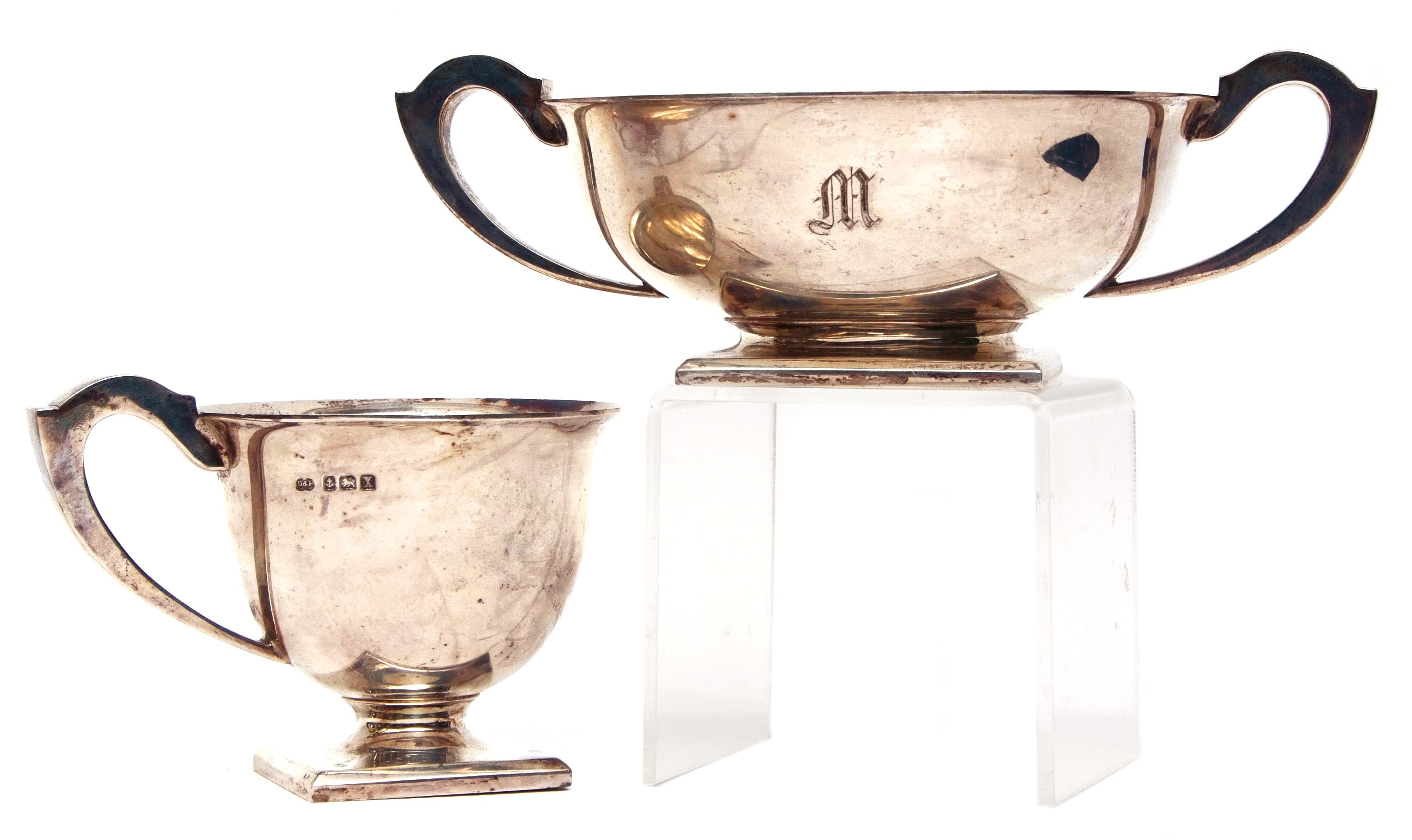 George V mug and bowl set, each of polished circular form with hollow cast and applied handles and