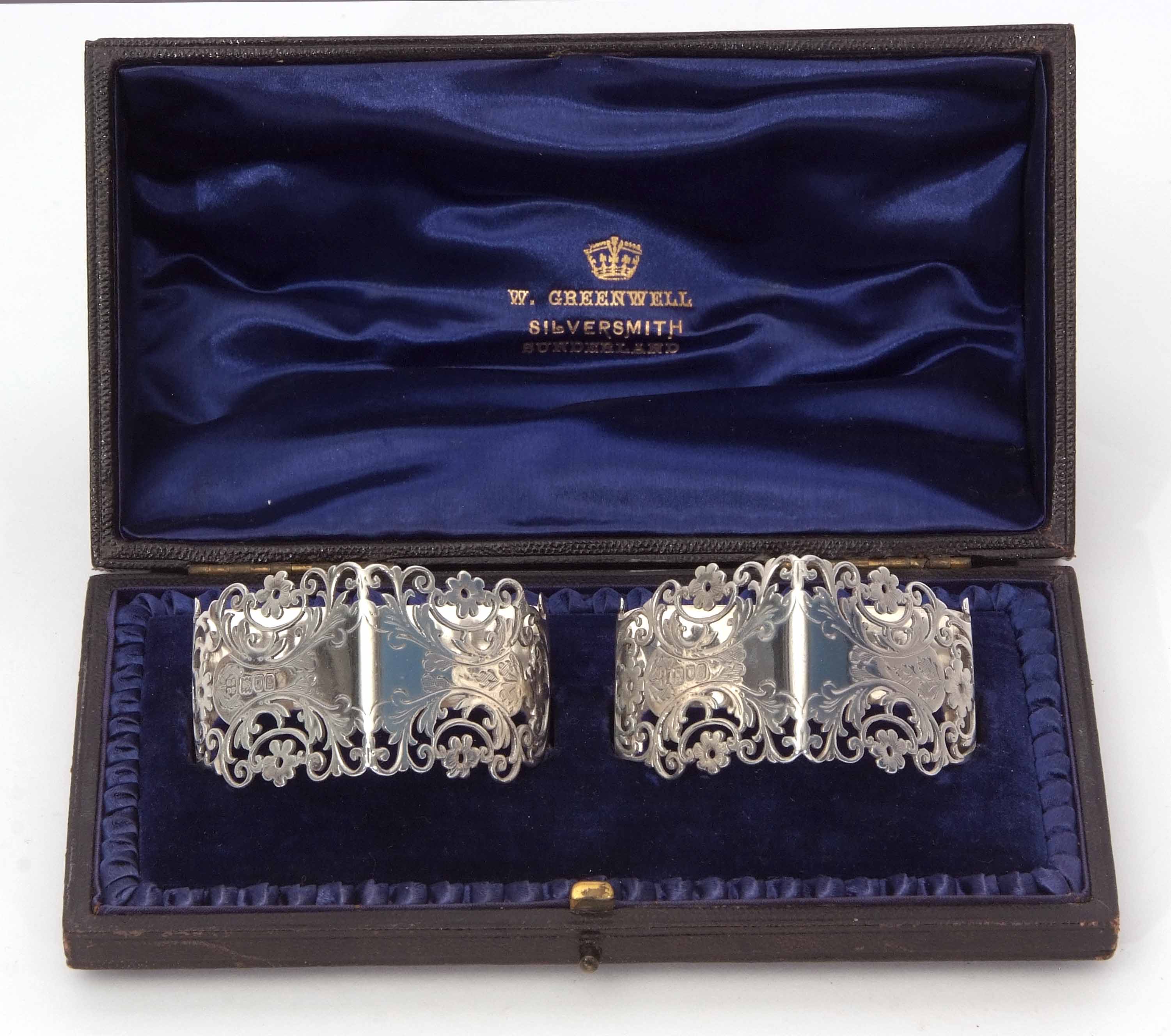 Cased pair of Edward VII napkin rings, each of triangular form with solid base and pierced and - Image 2 of 2