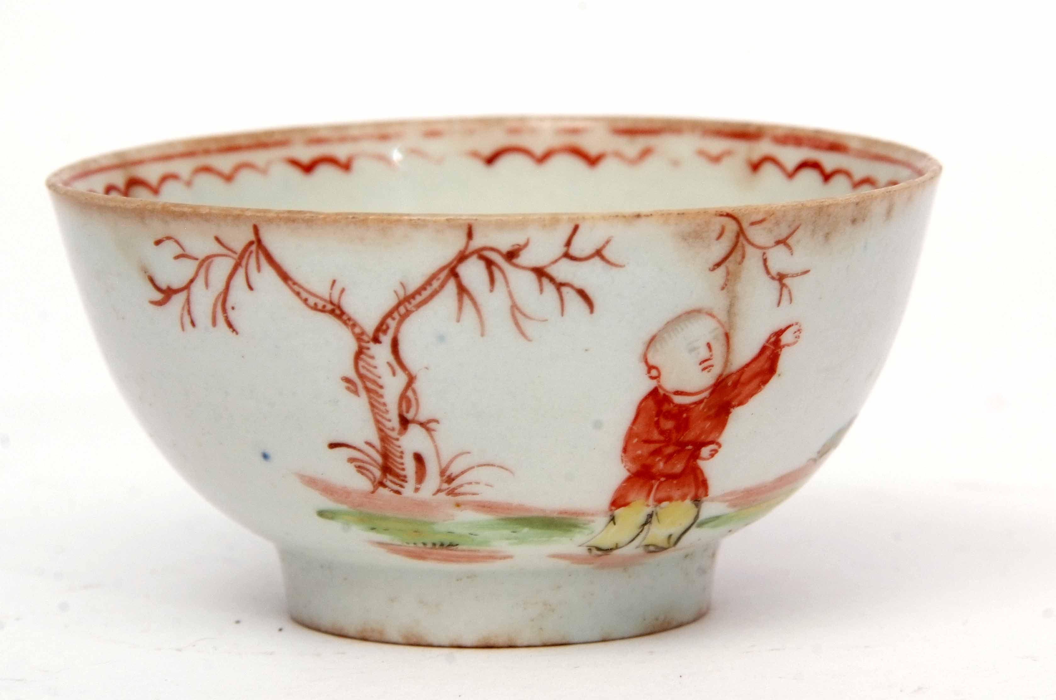 Early Lowestoft polychrome tea bowl with Chinese figures by a fence, the interior with line and loop - Image 3 of 5