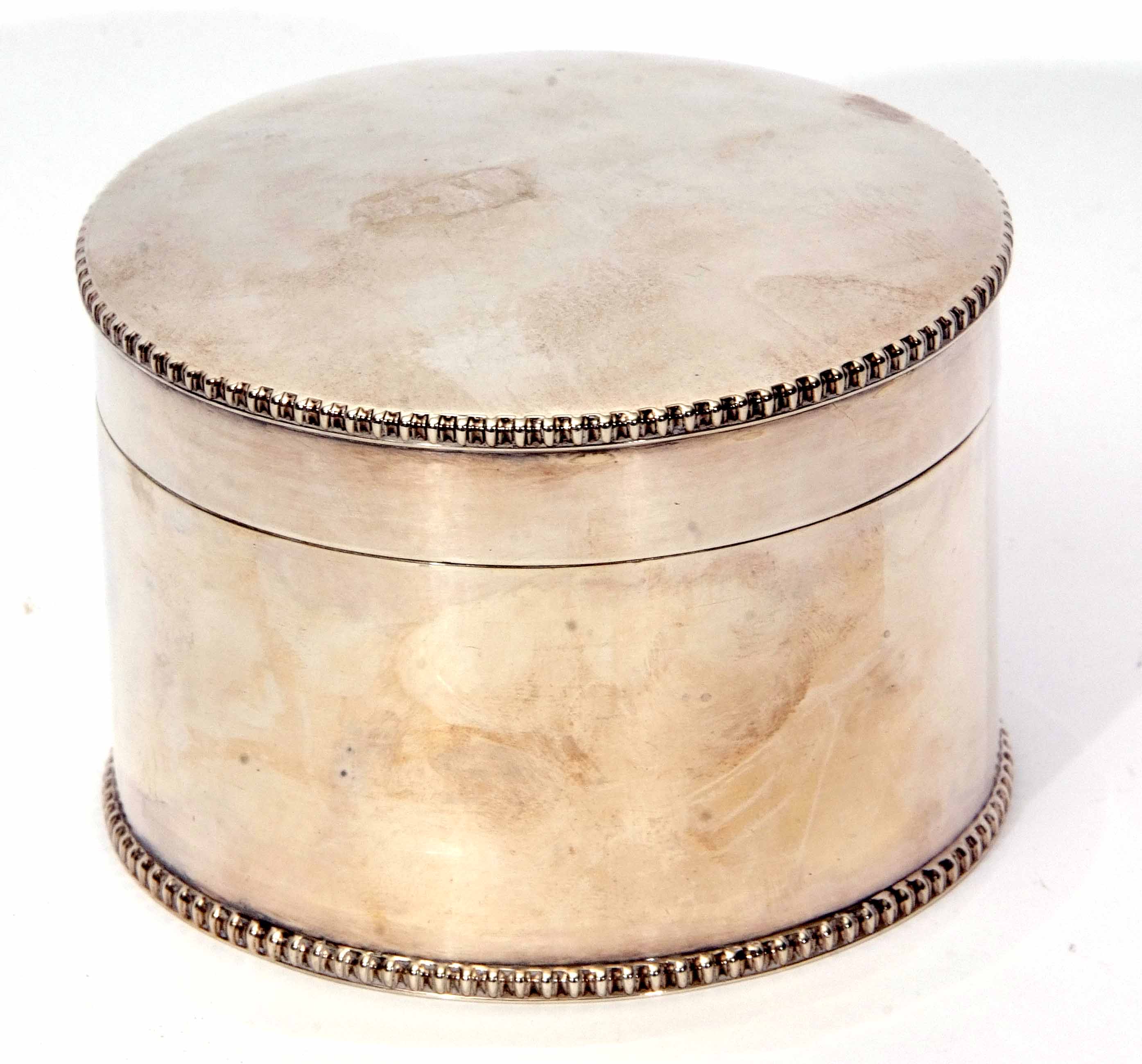 George V biscuit barrel of polished circular form with cast and applied gadrooned rims to a polished - Image 2 of 3