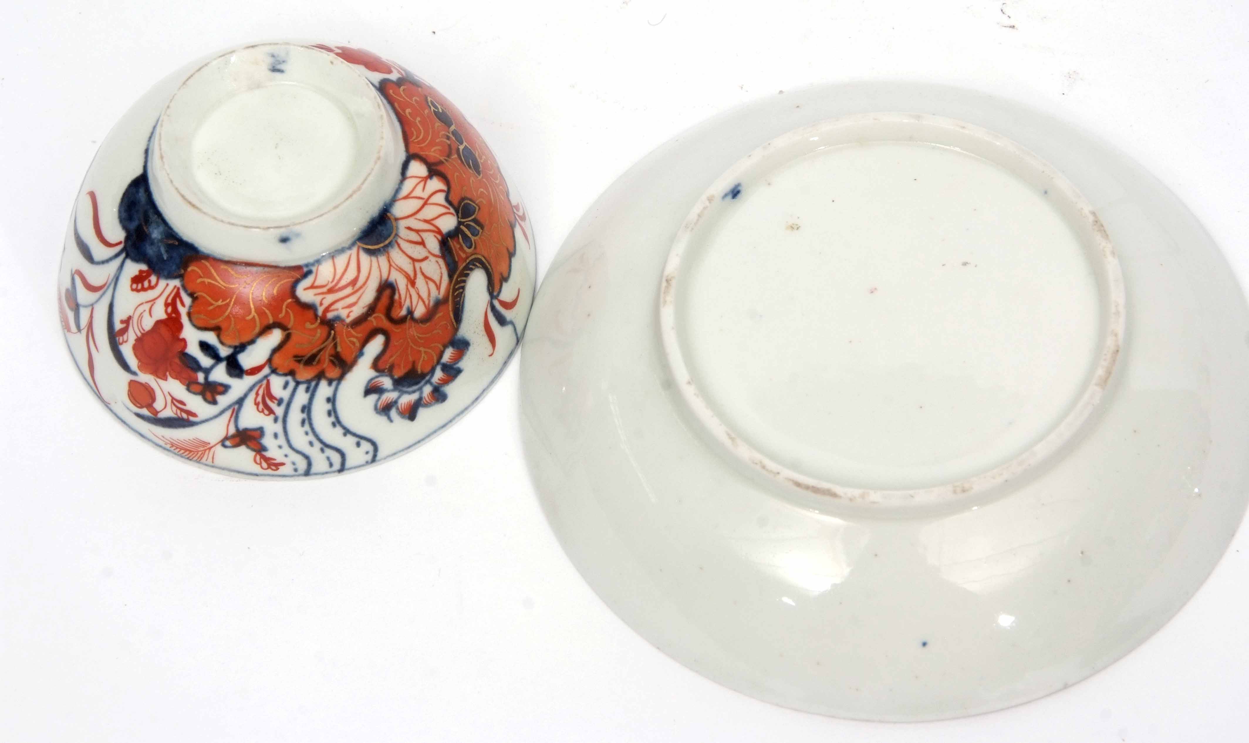 Unusual Lowestoft porcelain tea bowl and saucer with an Imari type tobacco leaf design in iron red - Image 5 of 5