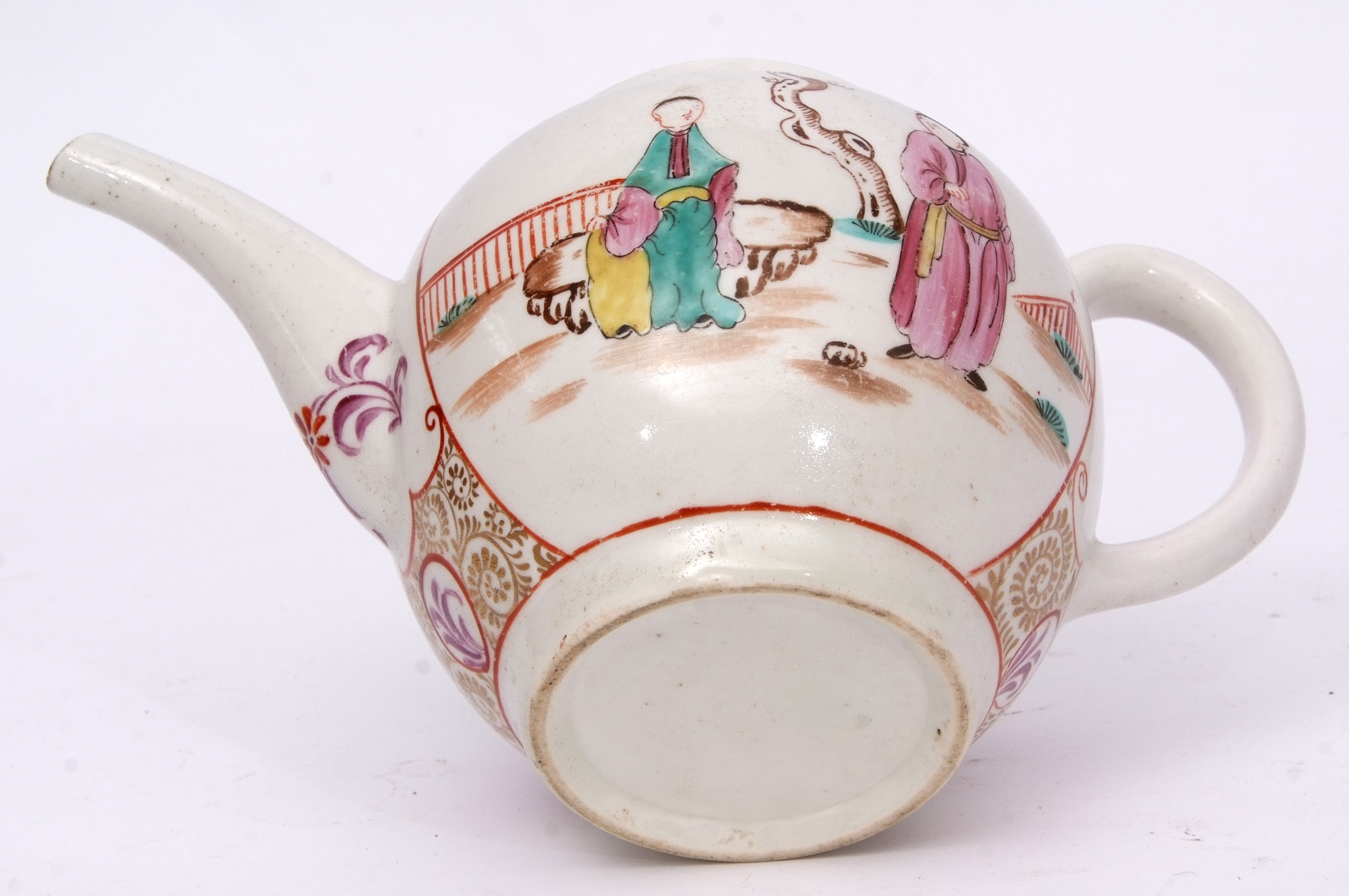 Lowestoft tea pot and cover, circa 1780, decorated in polychrome with chinoiserie scenes within gilt - Image 7 of 7