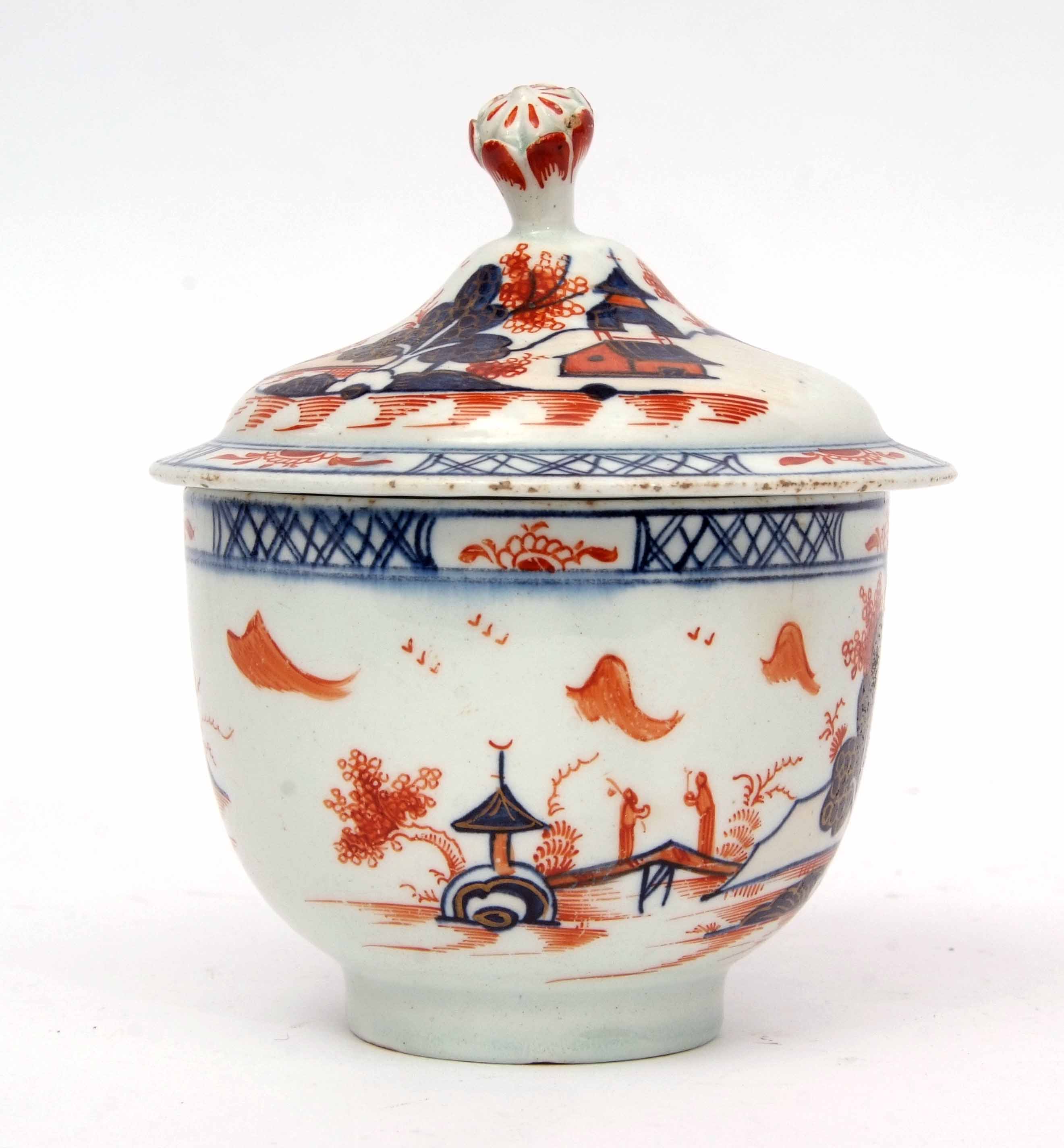 Lowestoft porcelain sucrier and cover decorated in Imari colours with the doll's house pattern, 12cm - Image 2 of 5