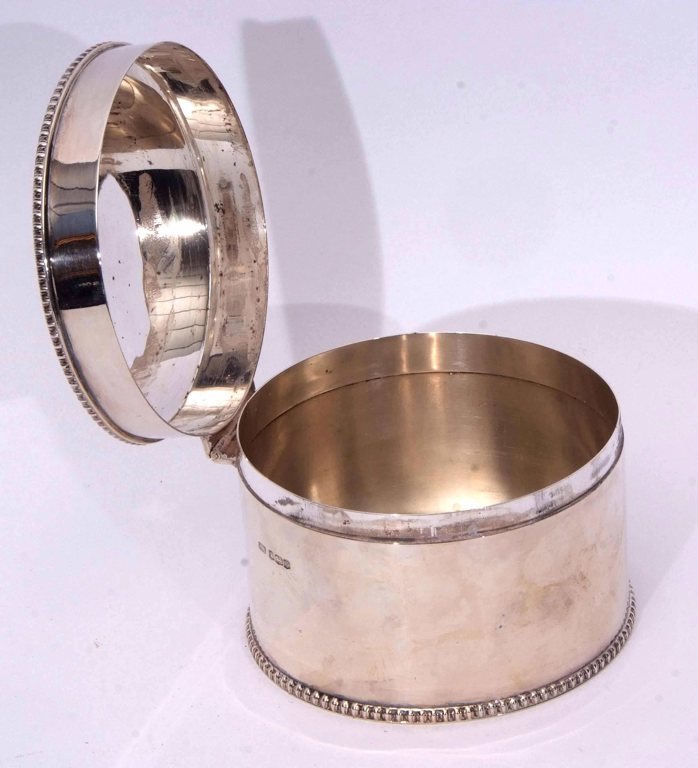 George V biscuit barrel of polished circular form with cast and applied gadrooned rims to a polished - Image 3 of 3