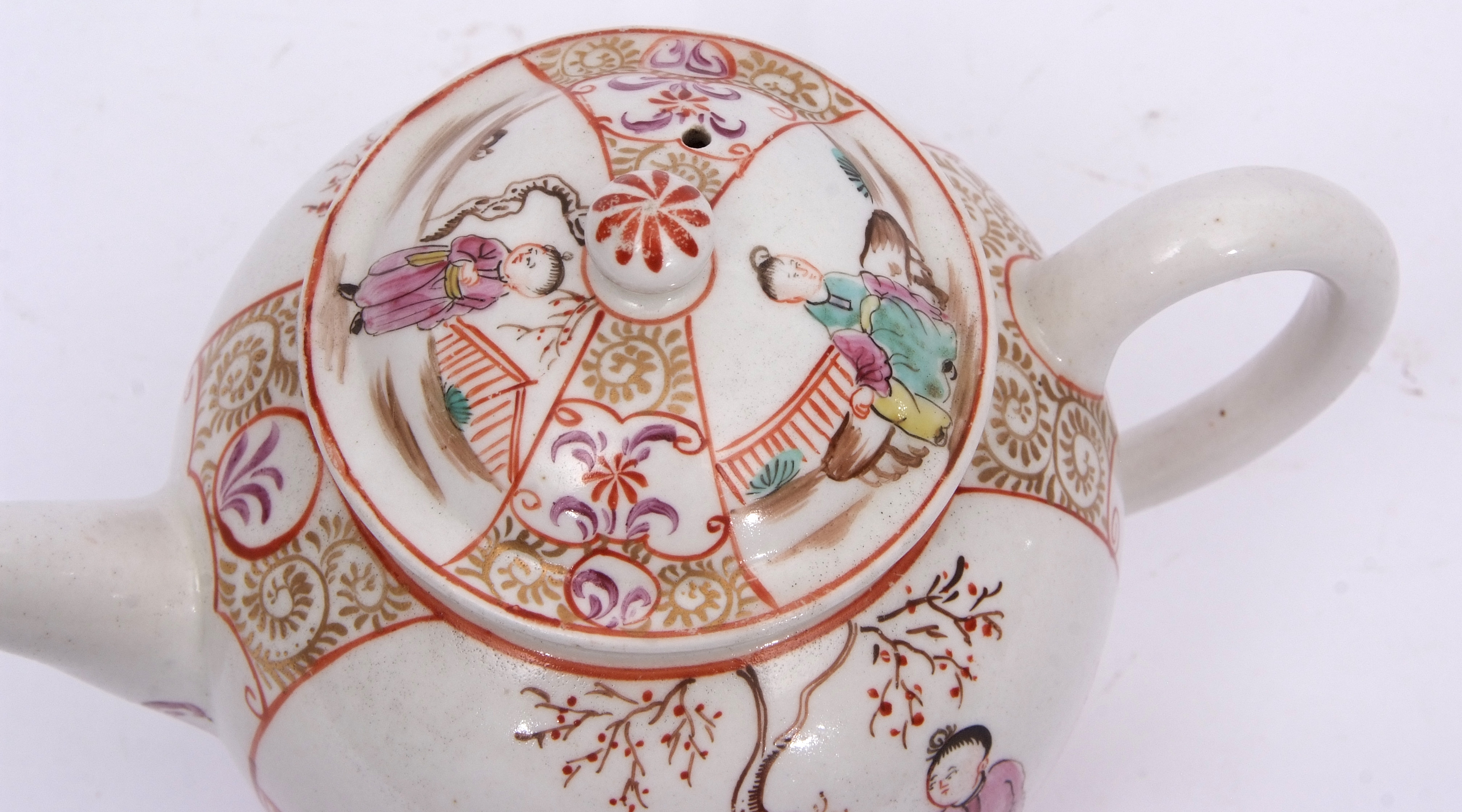 Lowestoft tea pot and cover, circa 1780, decorated in polychrome with chinoiserie scenes within gilt - Image 5 of 7