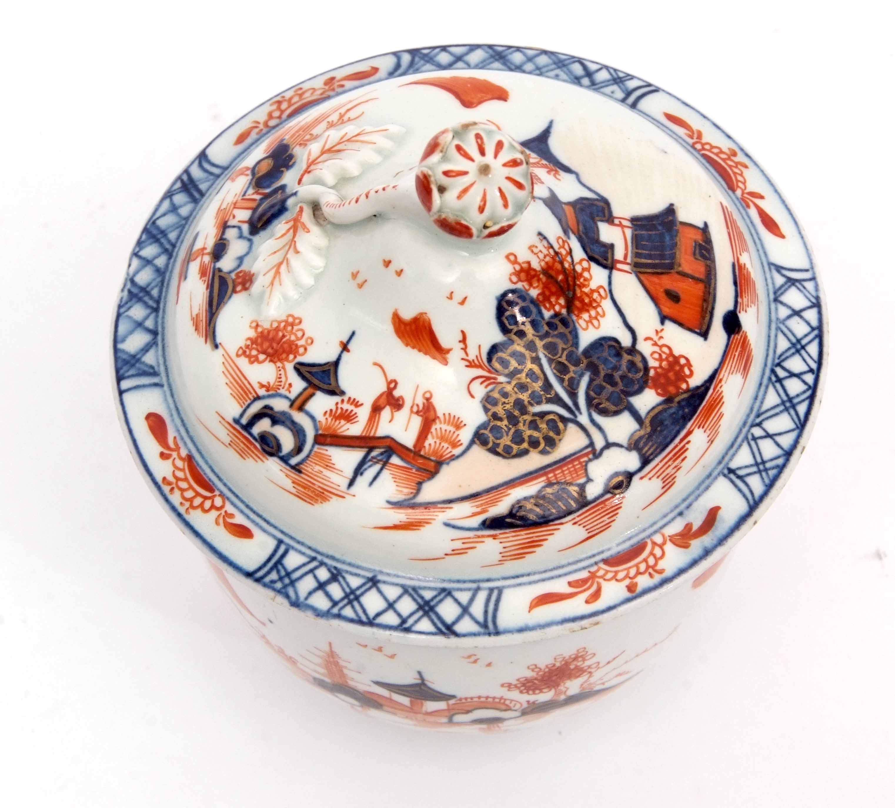 Lowestoft porcelain sucrier and cover decorated in Imari colours with the doll's house pattern, 12cm - Image 4 of 5