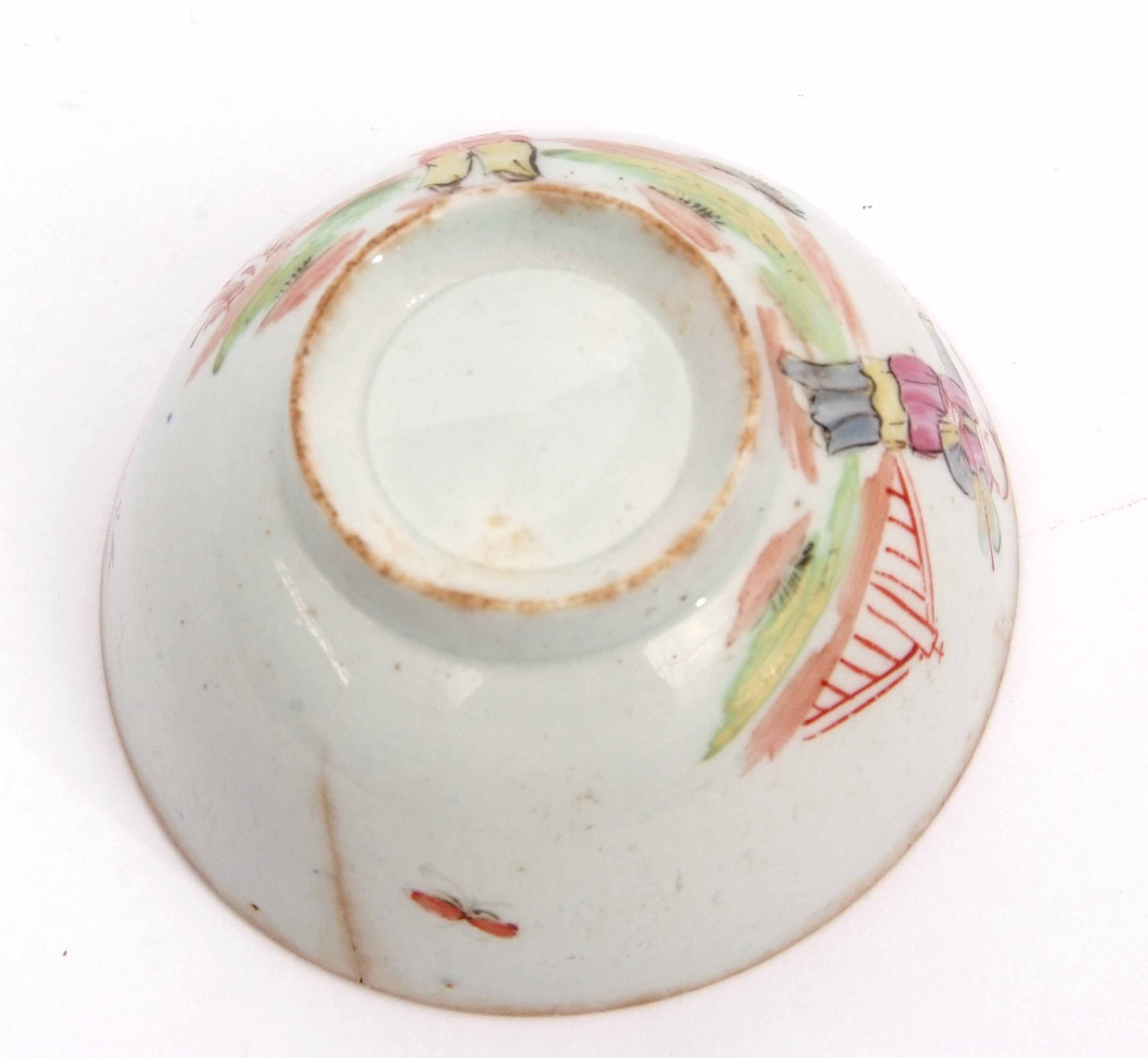 Early Lowestoft polychrome tea bowl with Chinese figures by a fence, the interior with line and loop - Image 5 of 5