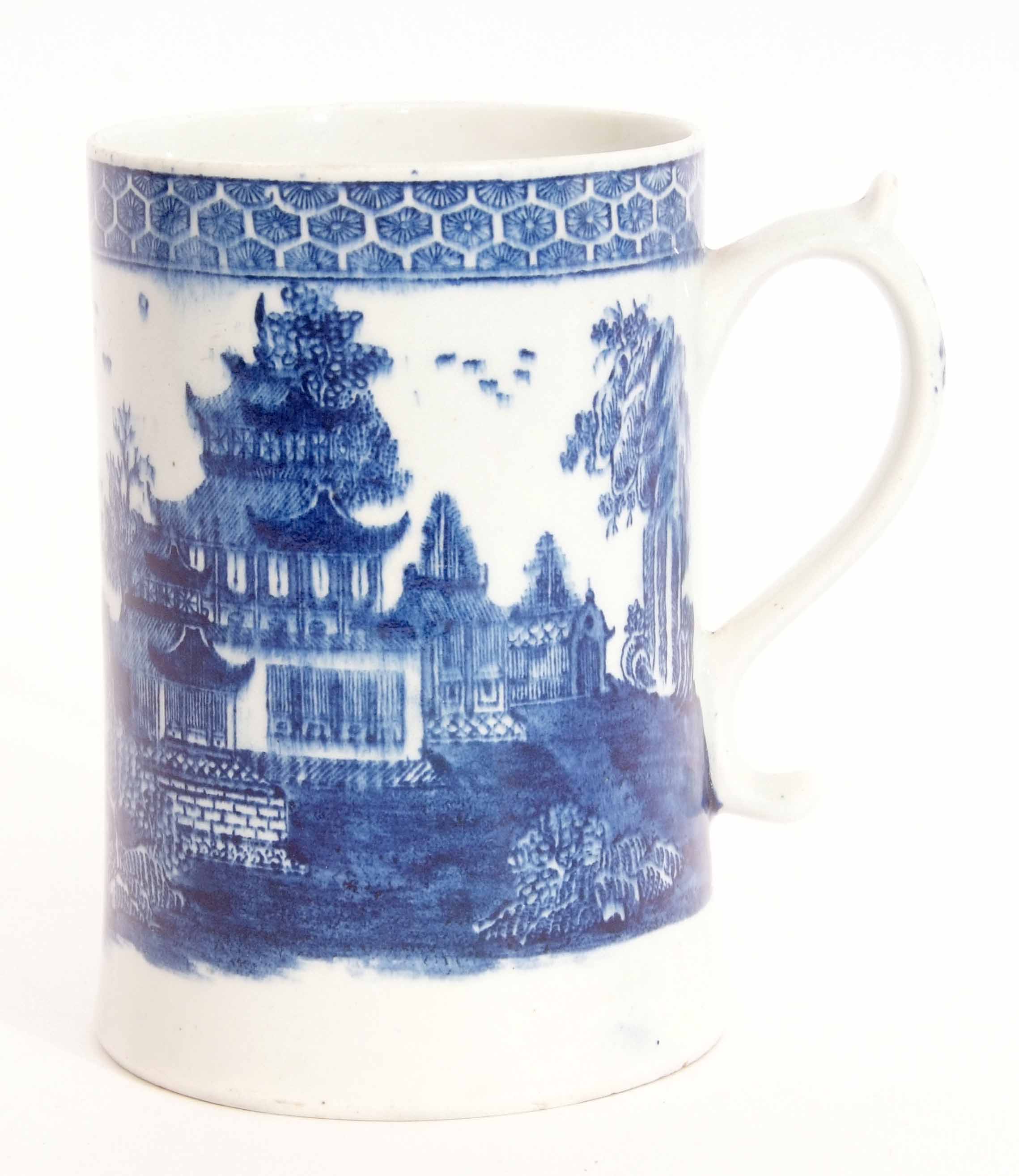 Impressive large Lowestoft tankard, circa 1780, printed in underglaze blue with the so-called temple - Image 2 of 4