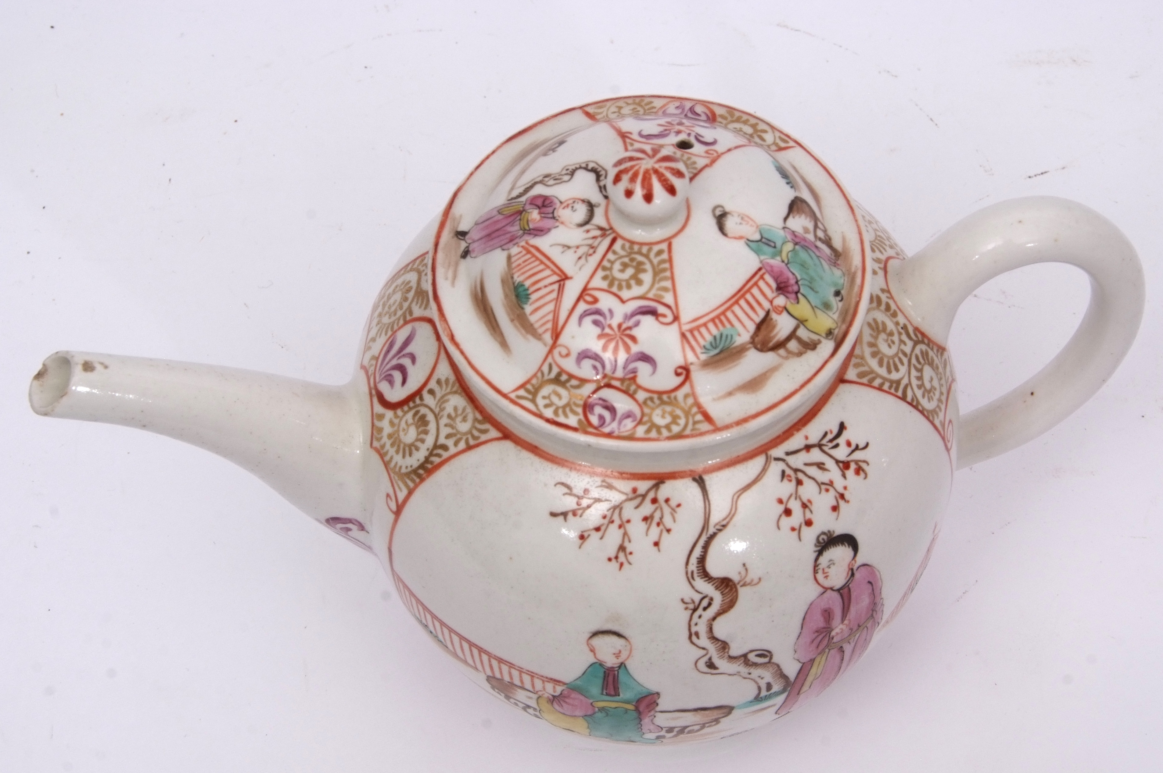 Lowestoft tea pot and cover, circa 1780, decorated in polychrome with chinoiserie scenes within gilt - Image 6 of 7