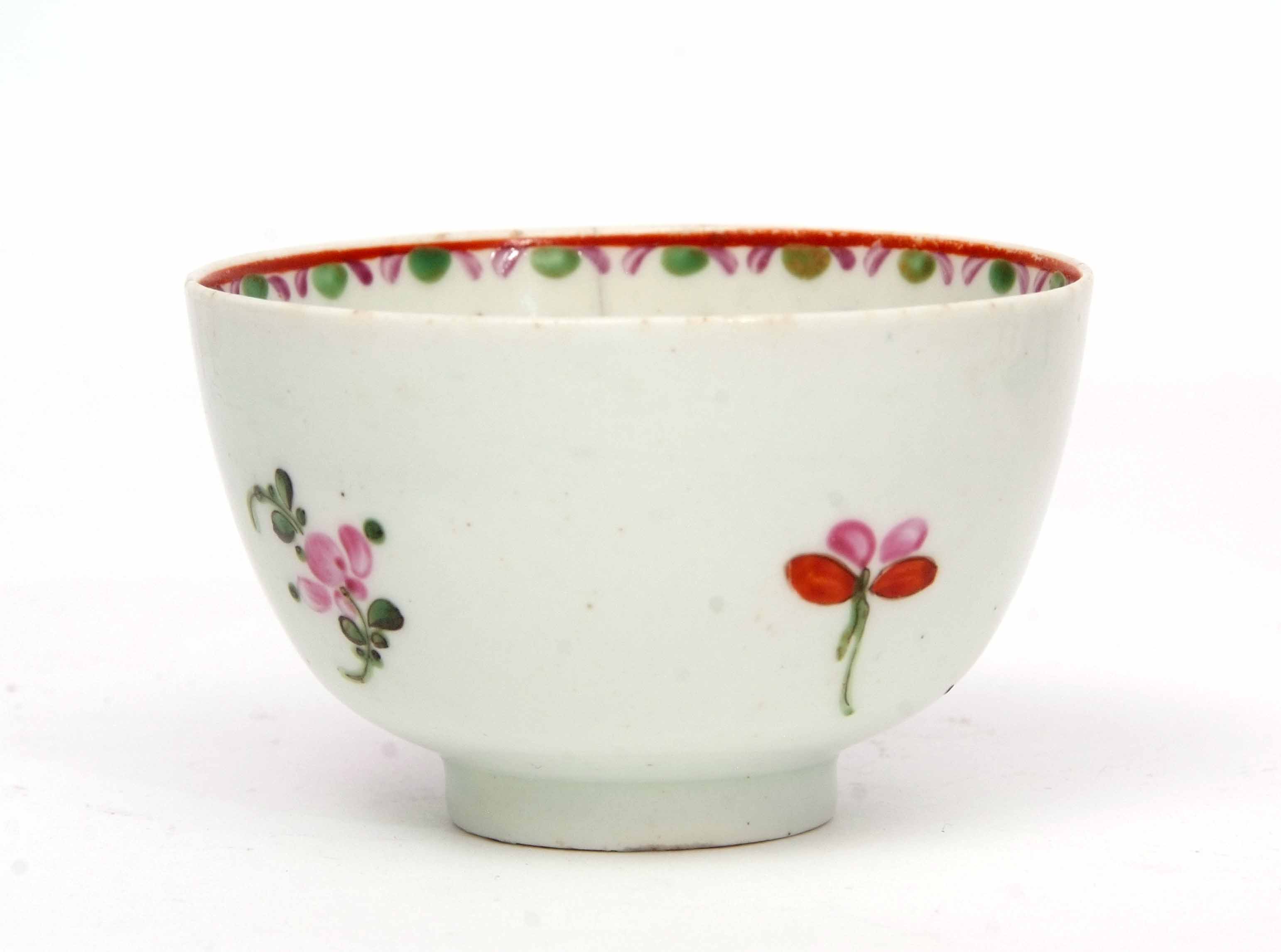 Lowestoft tea bowl and saucer circa 1780, decorated to the centre with a floral design within a line - Image 3 of 4