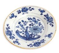 Mid-18th century Dutch Delft plate with blue and white design within a yellow border, 23cm diam