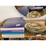 FIVE ASSORTED BOXED COLLECTORS PLATES TO INCLUDE WEDGWOOD ETC AND A QUANTITY OF ROYAL DOULTON SERIES
