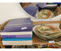 FIVE ASSORTED BOXED COLLECTORS PLATES TO INCLUDE WEDGWOOD ETC AND A QUANTITY OF ROYAL DOULTON SERIES