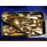 SMALL BOX CONTAINING MIXED SILVER PLATED SPOONS, TEA SPOONS ETC