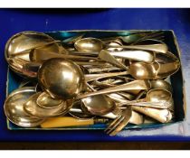 SMALL BOX CONTAINING MIXED SILVER PLATED SPOONS, TEA SPOONS ETC