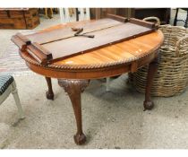 20TH CENTURY MAHOGANY CIRCULAR EXTENDING DINING TABLE ON CLAW AND BALL LEGS WITH TWO LEAVES AND