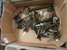 Box large quantity various vintage keys