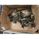 Box large quantity various vintage keys