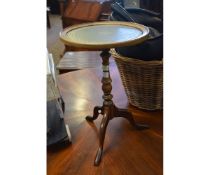 REPRODUCTION MAHOGANY LEATHER TOPPED WINE TABLE ON A TRIPOD BASE