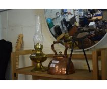 VICTORIAN BRASS OIL LAMP TOGETHER WITH A FURTHER COPPER KETTLE WITH TOP HANDLE AND HORSESHOE MADE