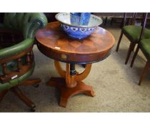 GOOD QUALITY MODERN CIRCULAR OCCASIONAL TABLE WITH INLAID DETAIL
