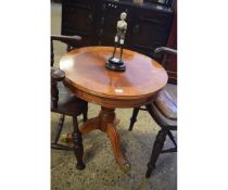 GOOD QUALITY MAHOGANY AND WALNUT CIRCULAR CENTRE TABLE WITH TURNED COLUMN ON A TRIPOD BASE WITH