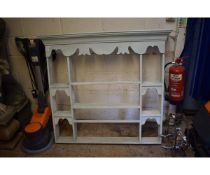 PAINTED WALL MOUNTED PLATE RACK WITH SHAPED PEDIMENT