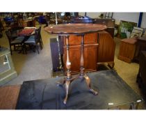 WALNUT SHAPED TOP SIDE TABLE ON TWO TURNED COLUMNS AND SPLAYED BASE