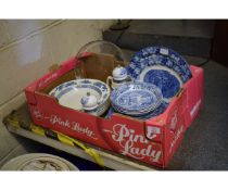 BOX CONTAINING MIXED SPODE ITALIAN WARE PLATES, SALT AND PEPPER GRINDERS, DISHES ETC