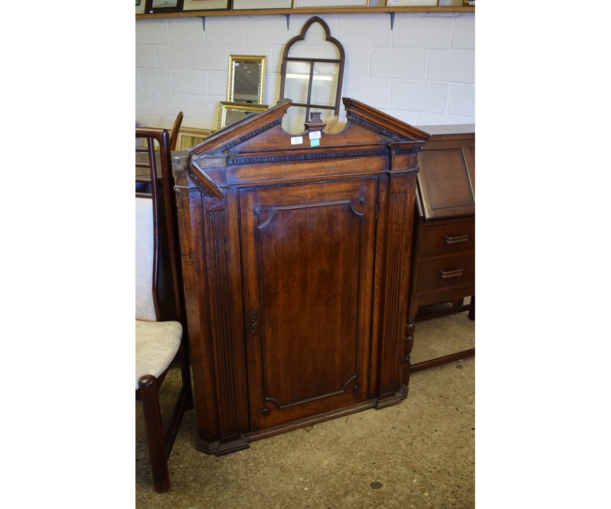LATE 18TH/EARLY 19TH CENTURY OAK CORNER MOUNTED CUPBOARD WITH SINGLE PANELLED DOOR WITH REEDED