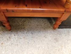 STAINED SQUARE PINE COFFEE TABLE ON TURNED LEGS