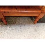 STAINED SQUARE PINE COFFEE TABLE ON TURNED LEGS