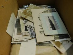BOX CONTAINING MIXED VINTAGE PHOTOGRAPHS