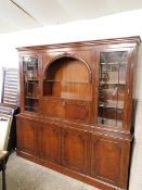 REPRODUCTION MAHOGANY FRAMED LIVING ROOM DISPLAY CABINET WITH CENTRAL ARCHED OPEN SHELF WITH DROP